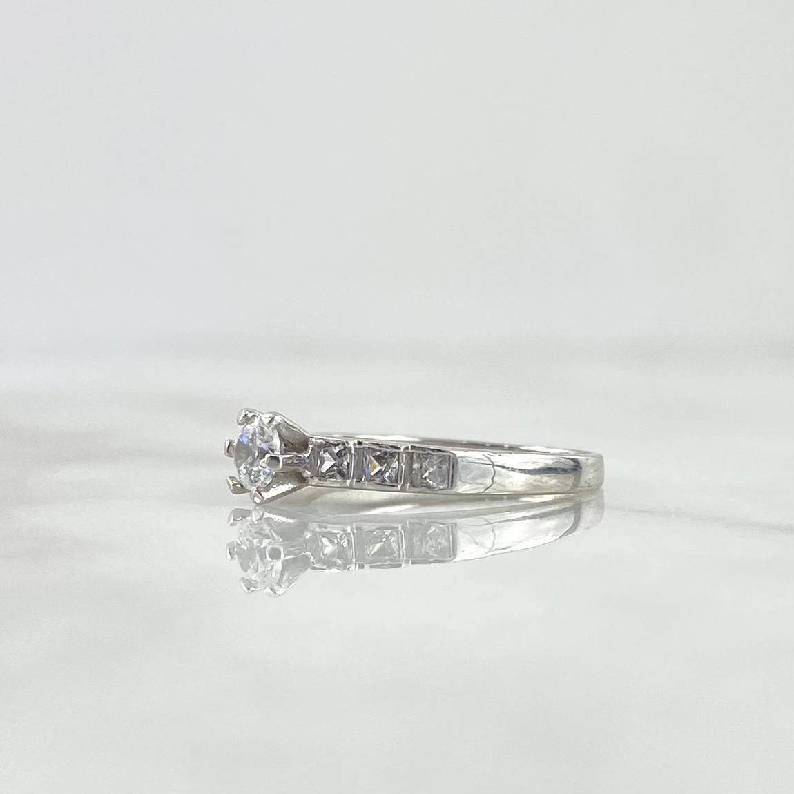Anillo Solitario Escalonado 2.45gr / T5 / Circones Blancos Oro Blanco