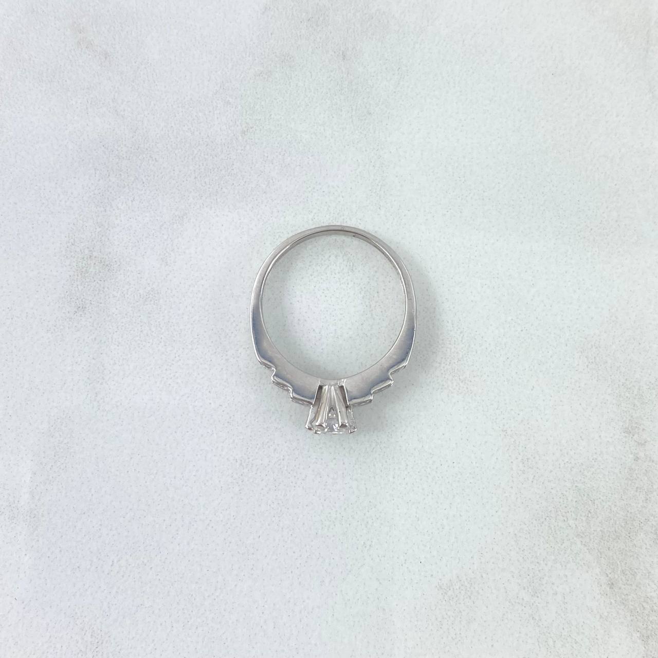 Anillo Solitario Escalonado 2.45gr / T5 / Circones Blancos Oro Blanco