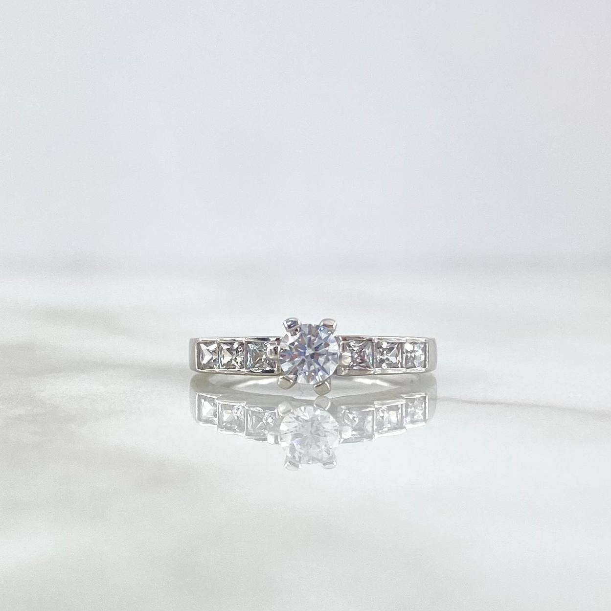 Anillo Solitario Escalonado 2.45gr / T5 / Circones Blancos Oro Blanco