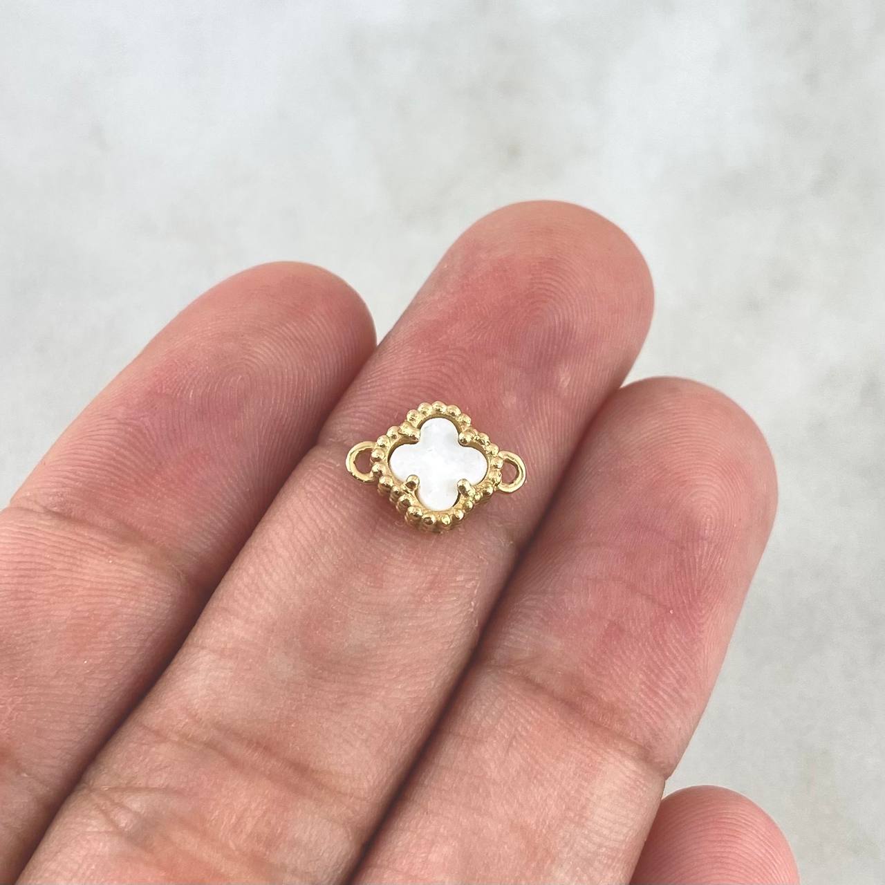Herraje Trébol VCyA 0.85gr / 1cm / Nacar Blanco Punteado Oro Amarillo Nac.Esp.