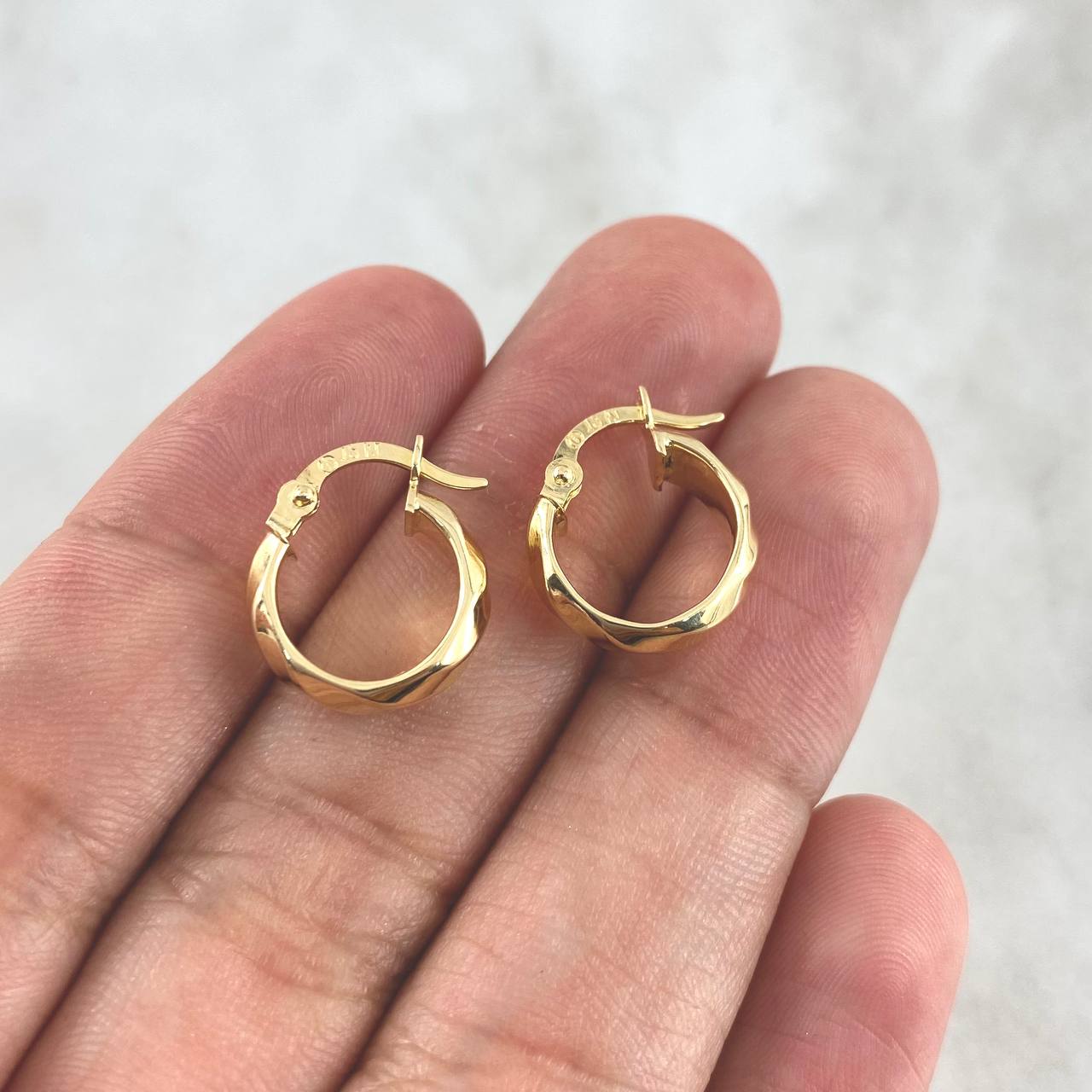 Candongas Nia 1.3gr / 1.5cm / Rayas Espiral Oro Amarillo ©