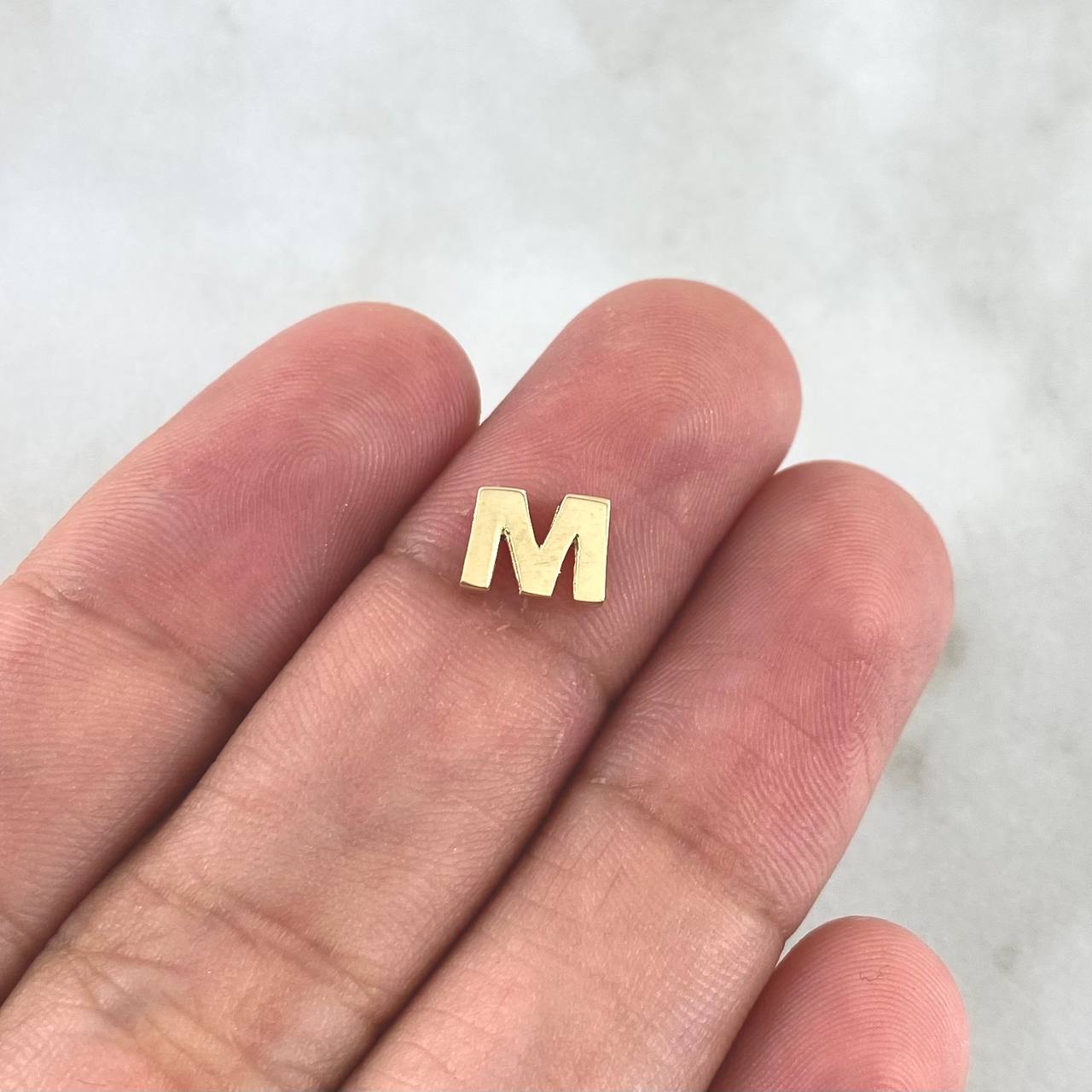 Herraje Letra M 0.45gr / 0.5cm / Oro Amarillo 18K ©