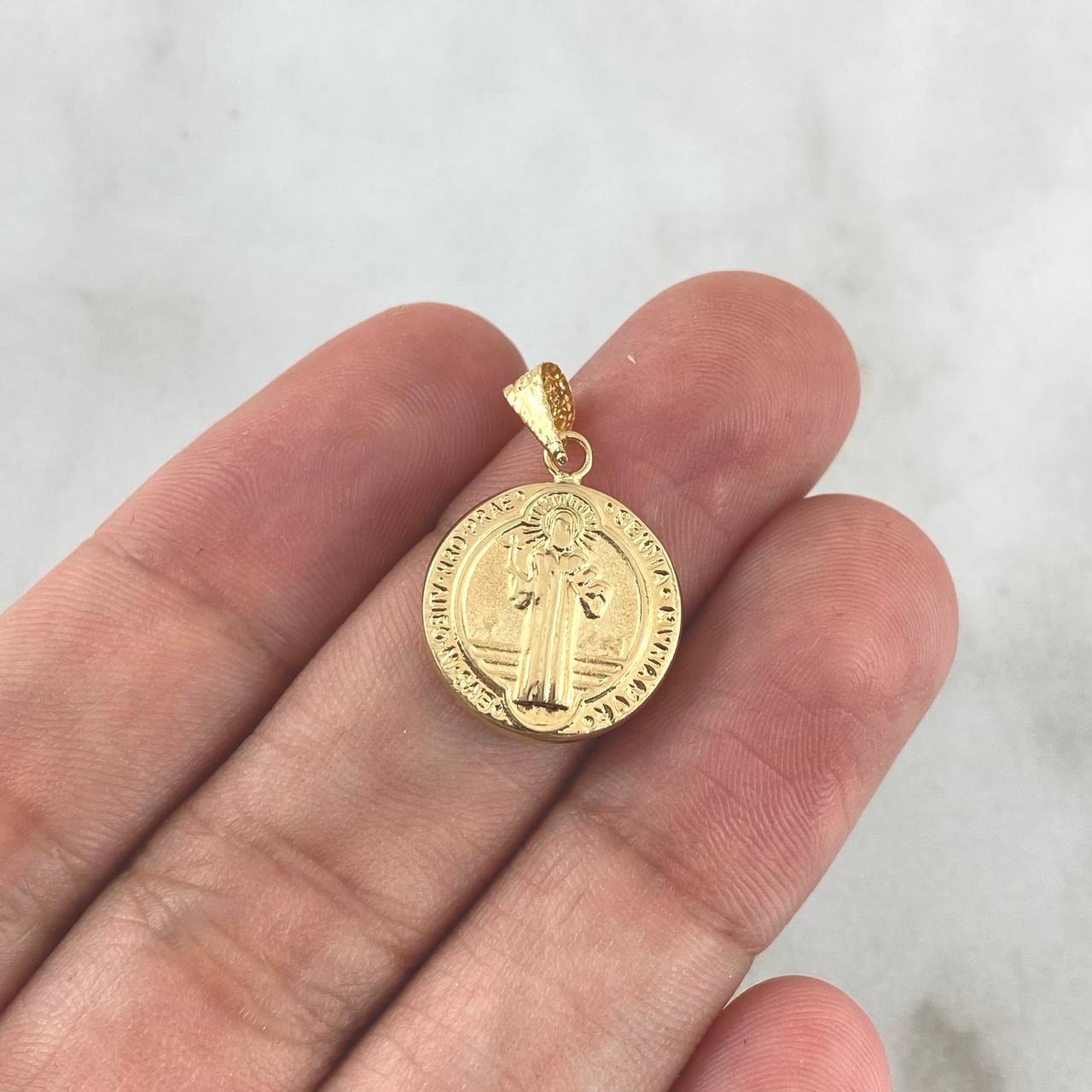 Dije San Benito 1gr / 2.3cm / Troquelado - Cargador Bordeado Oro Amarillo