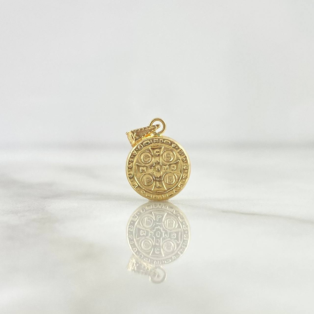 Dije San Benito 0.8gr / 2cm / Troquelado - Cargador Bordeado Oro Amarillo