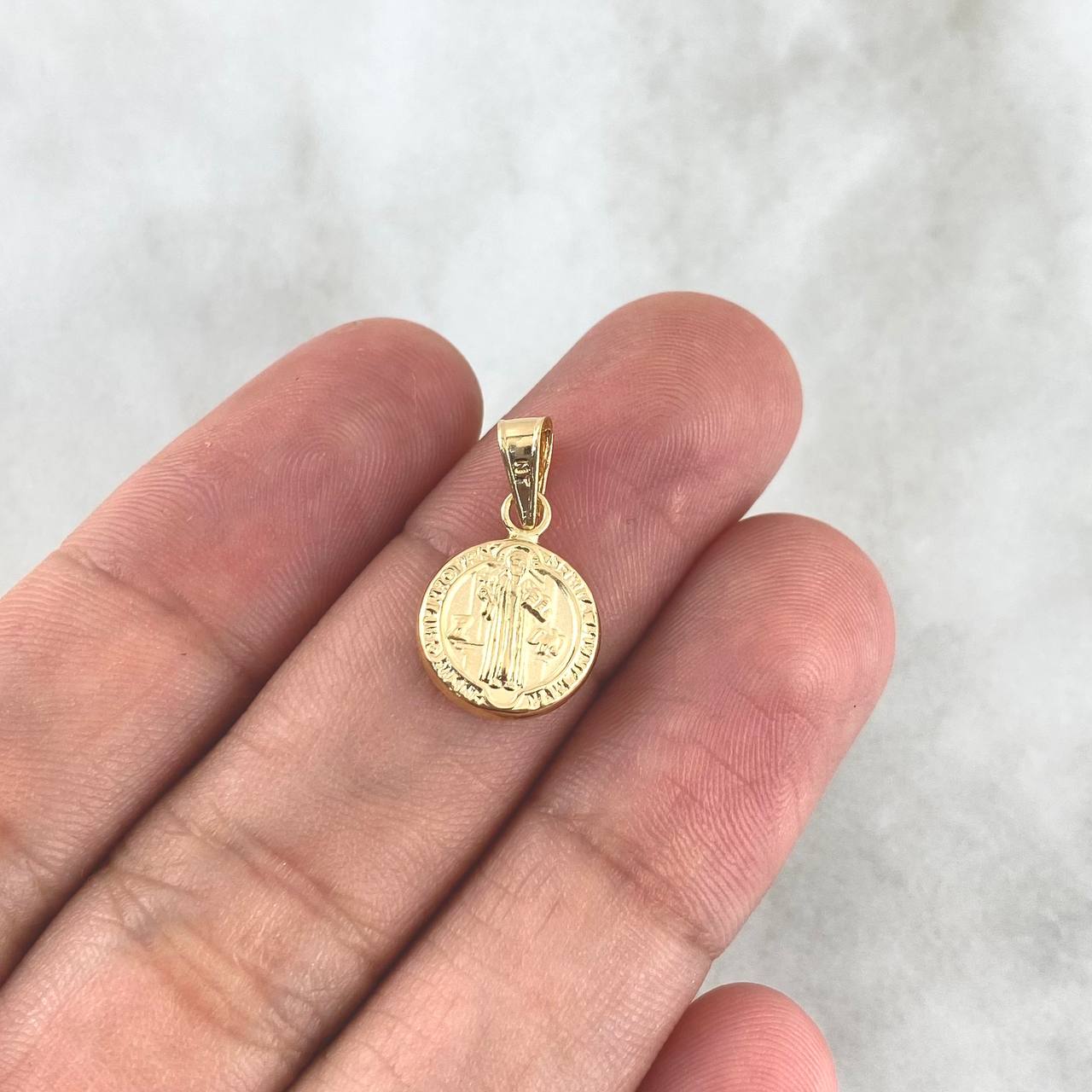 Dije San Benito 0.6gr / 1.7cm / Troqueado Oro Amarillo 18K ©