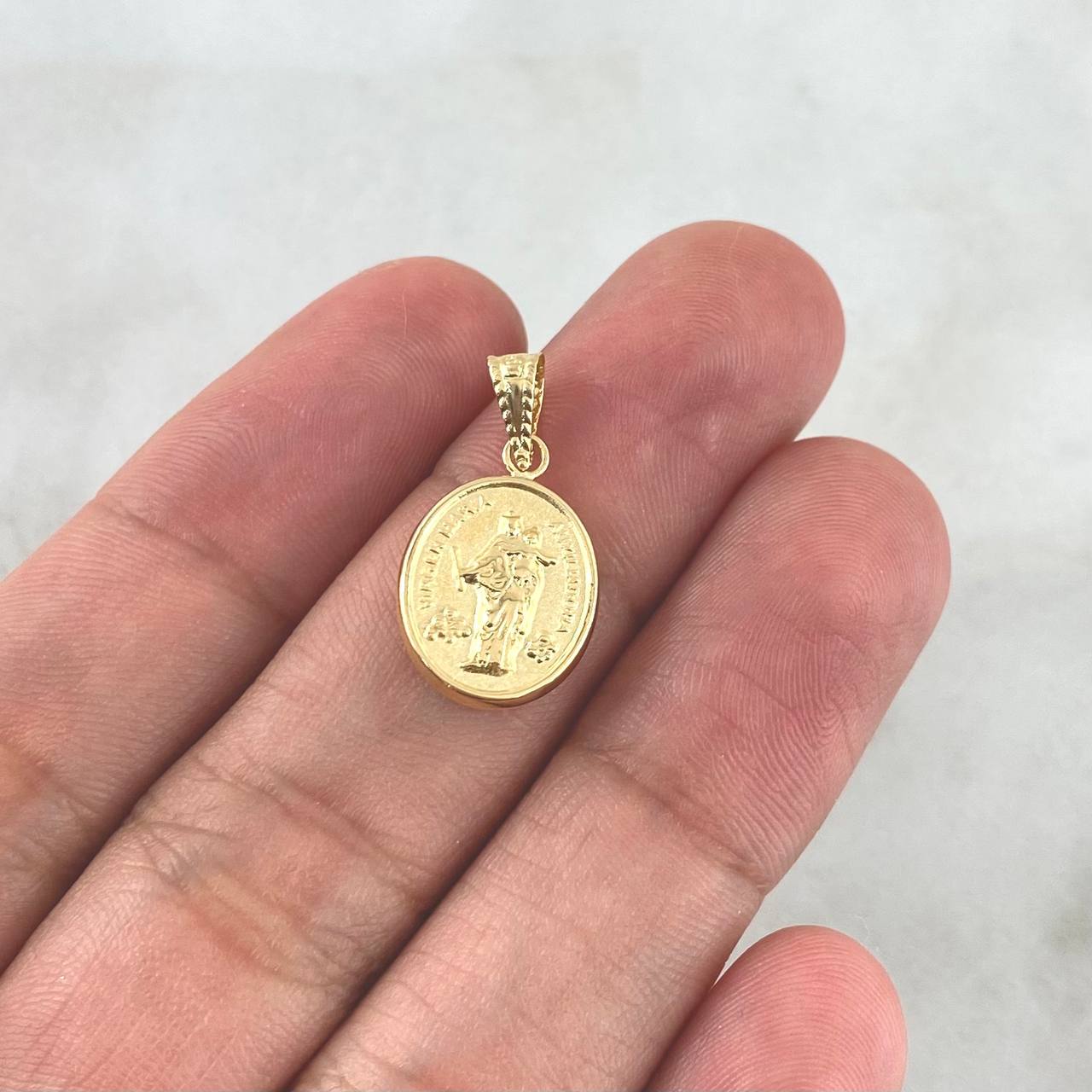 Dije Virgen María Auxiliadora 0.75gr / 2.1cm / Cargador Bordeado Oro Amarillo