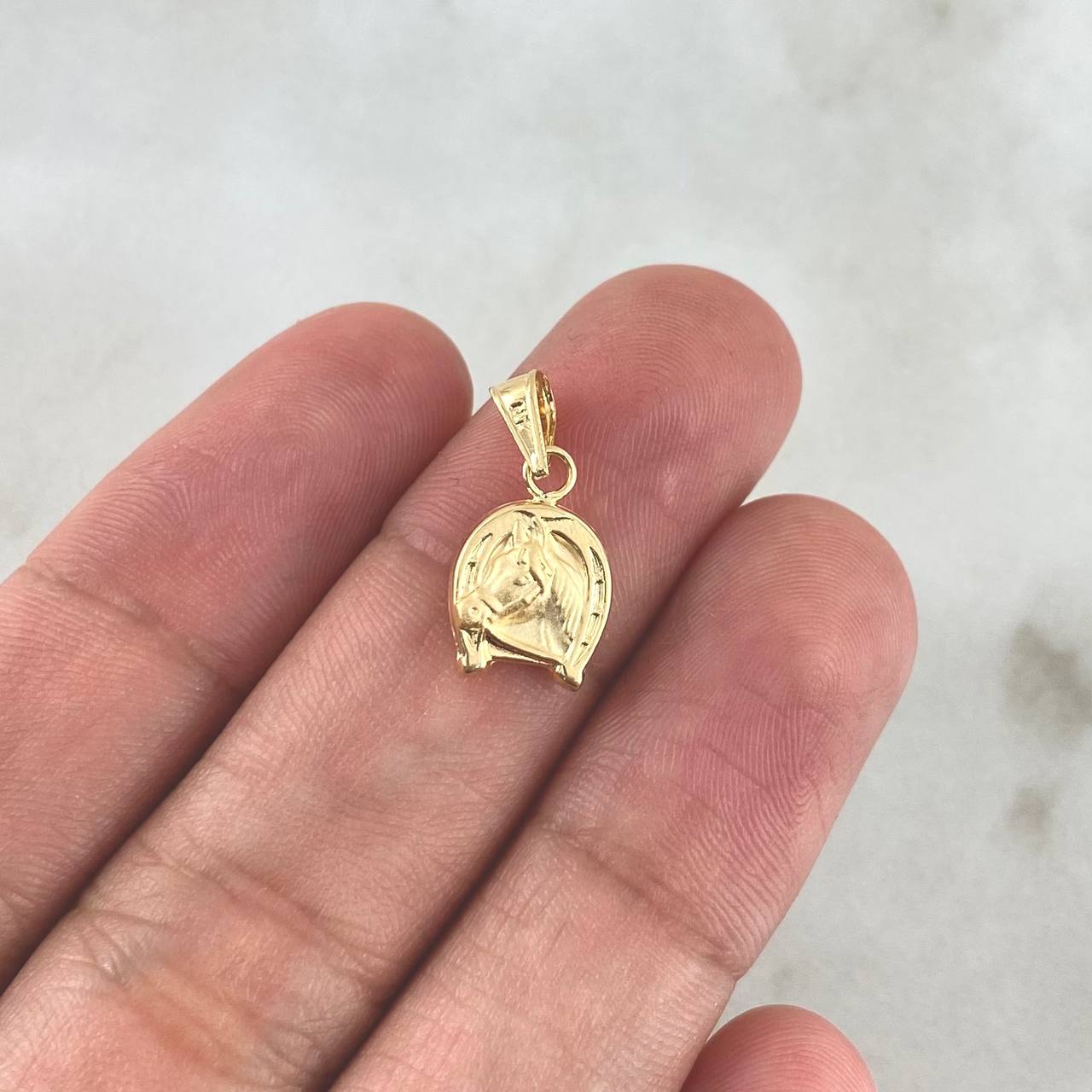 Dije Herradura Caballo 0.5gr / 1.7cm / Troqueleado Oro Amarillo 18K ©