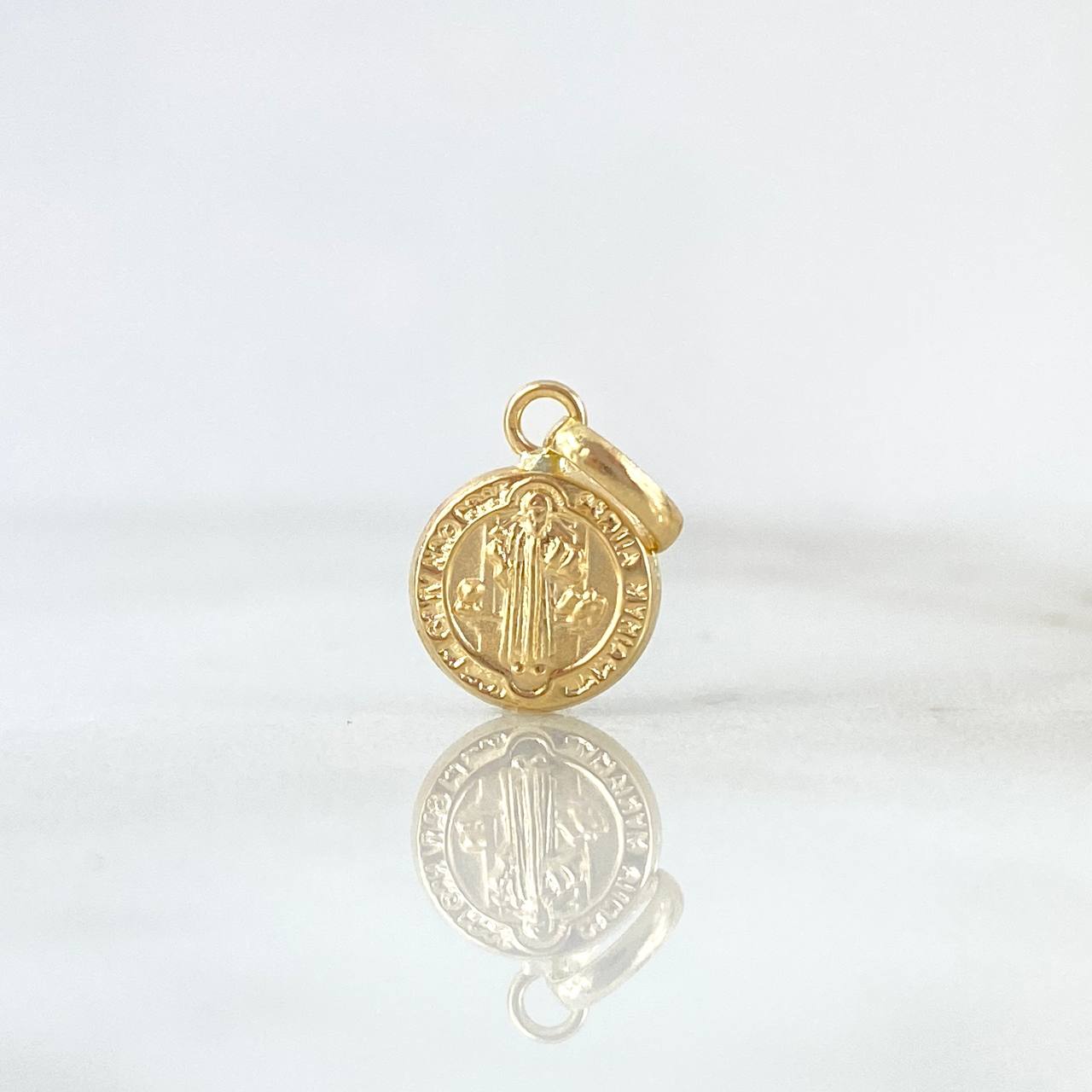 Dije San Benito 0.4gr / 1.5cm / Cargador Liso Oro Amarillo 18K ©