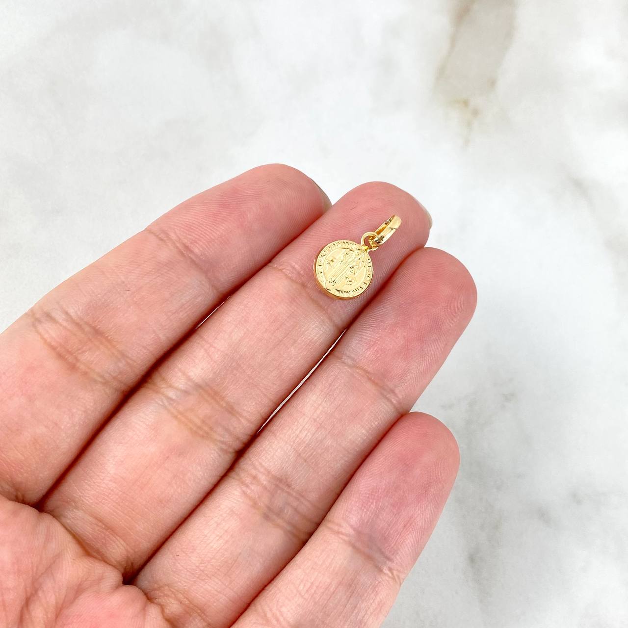 Dije San Benito 0.45gr / 1.5cm / Cargador Liso Oro Amarillo 18K ©