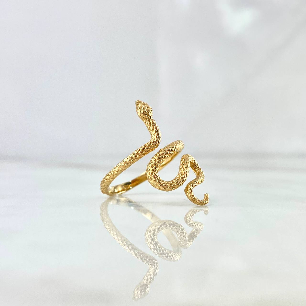 Anillo Serpiente 3.7gr / T7 3/4 / Texturizada Oro Amarillo ©