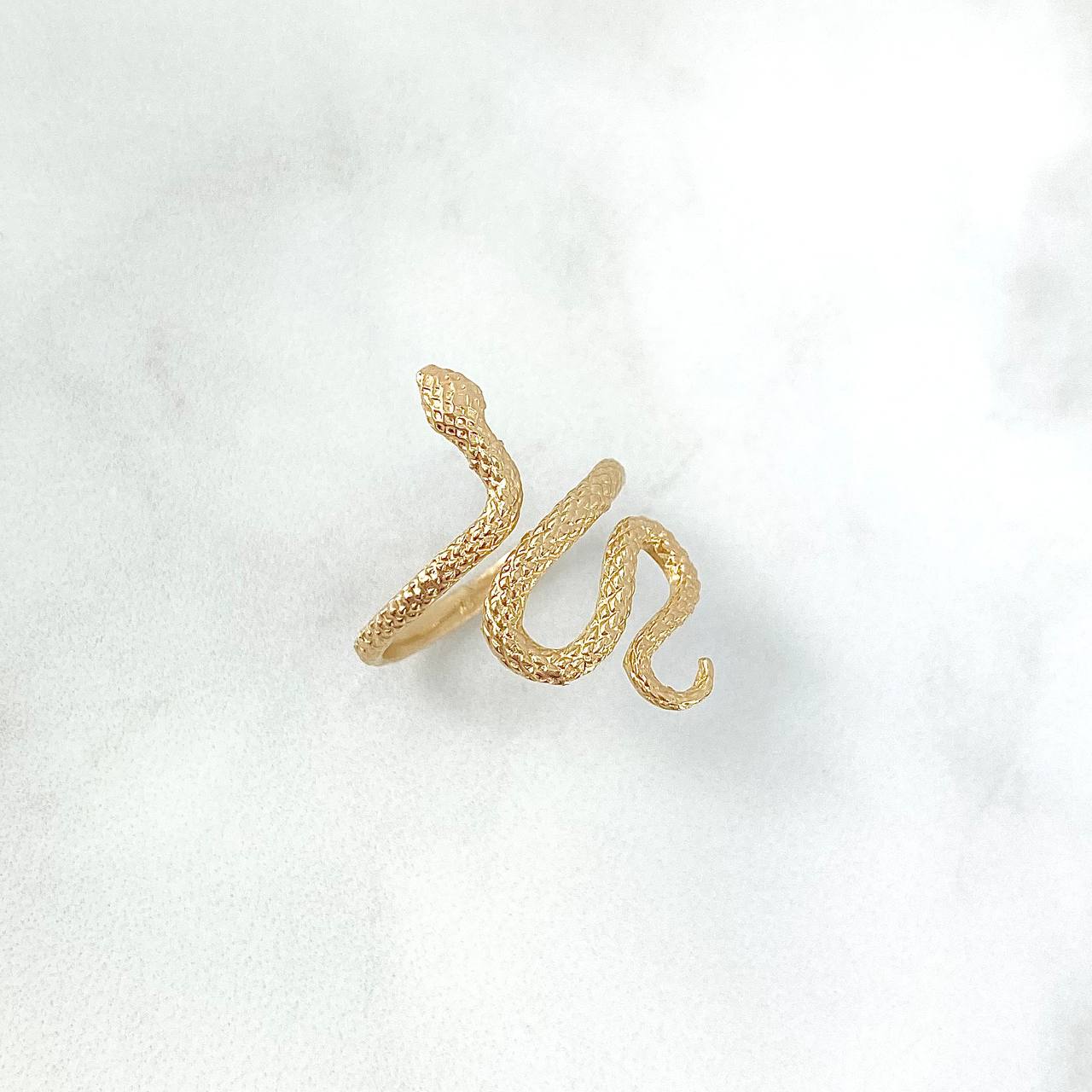 Anillo Serpiente 3.7gr / T7 3/4 / Texturizada Oro Amarillo ©