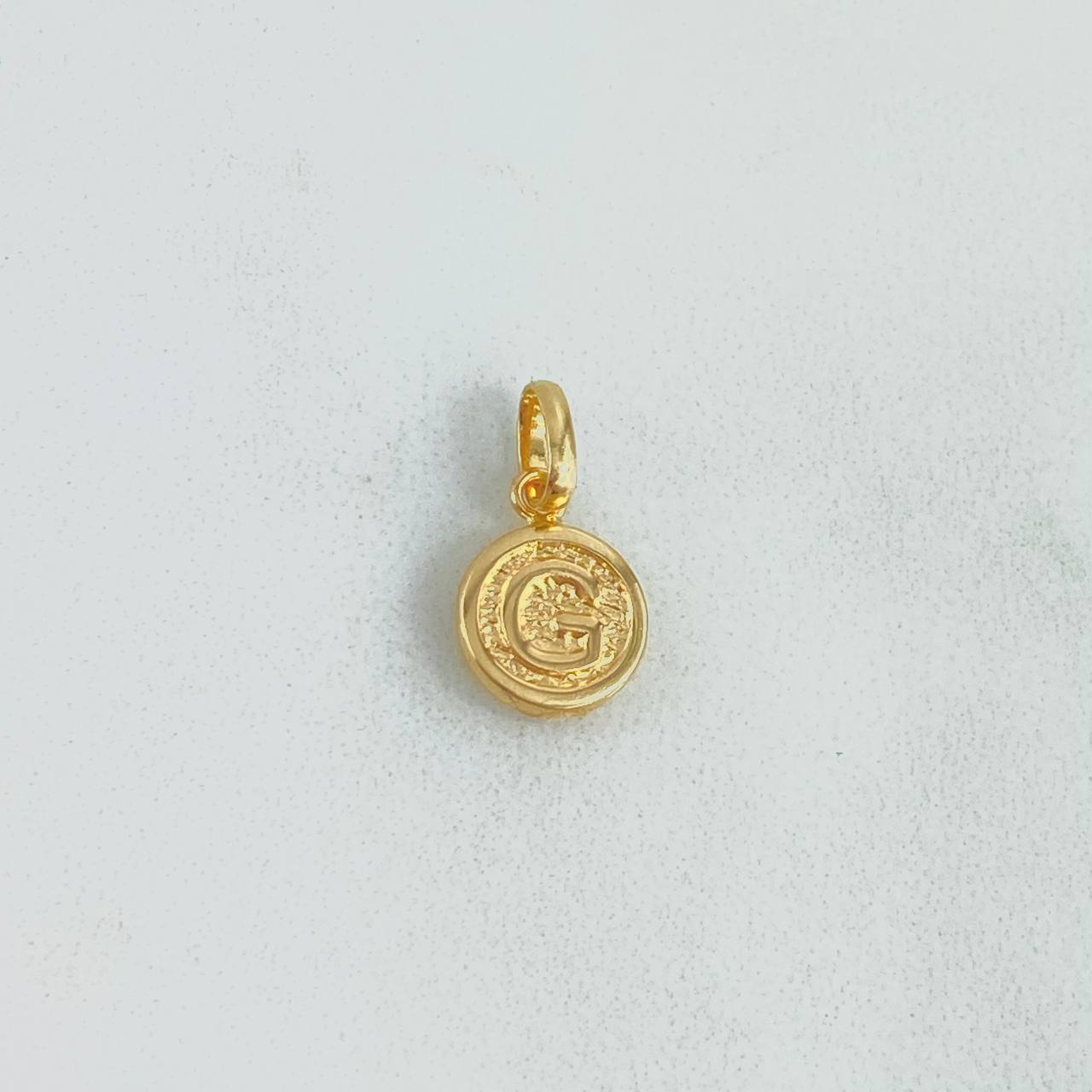 Dije Letra G 0.4gr / 1.5cm / Circulo Texturizado Oro Amarillo