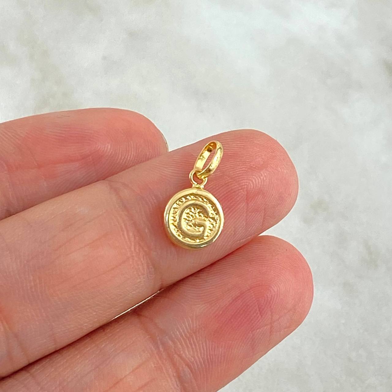 Dije Letra G 0.4gr / 1.5cm / Circulo Texturizado Oro Amarillo