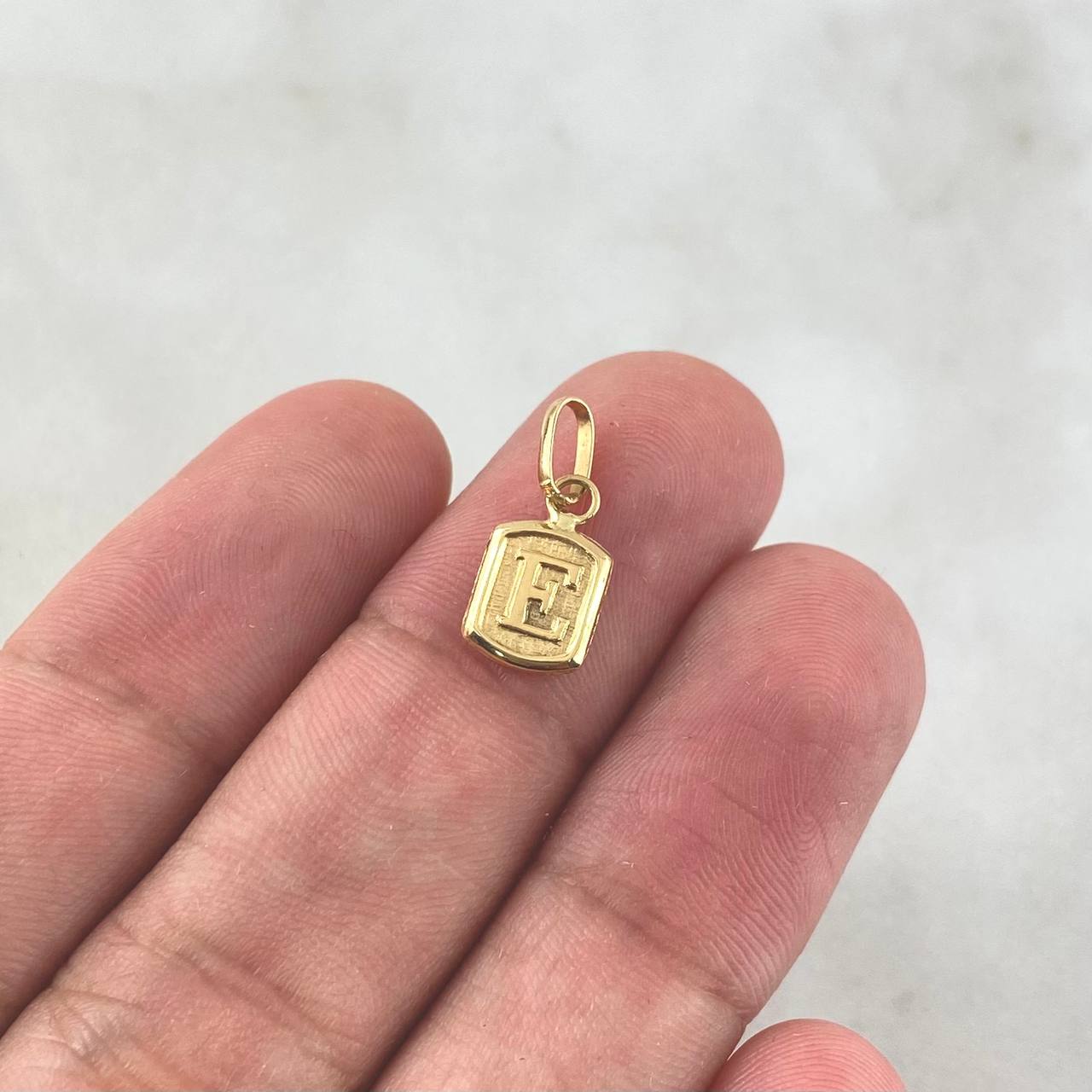 Dije Marco Letra E 0.4gr / 1.5cm / Troquelado Oro Amarillo ©