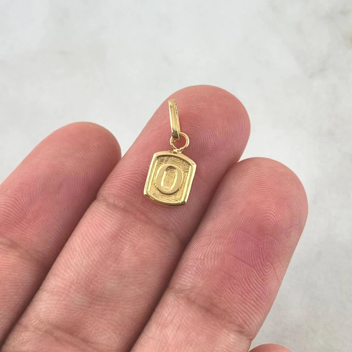 Dije Letra O 0.3g / 1.5cm Oro Amarillo 18K