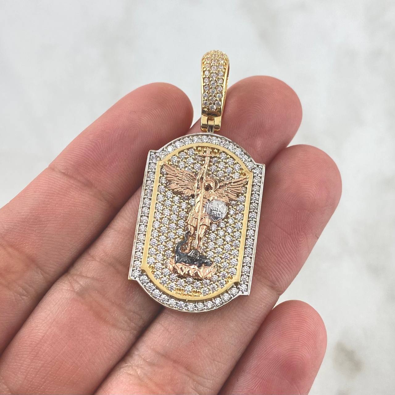 Dije Placa San Miguel Arcángel 8.25gr / 4.4cm / Circones Blancos Tres Oros