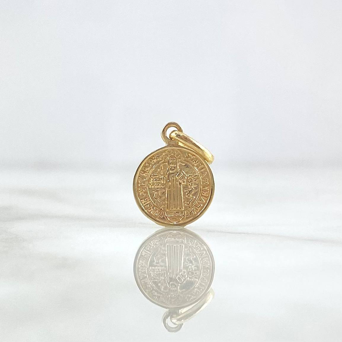 Dije San Benito 0.95gr / 1.8cm / Medalla Plana Oro Amarillo ©