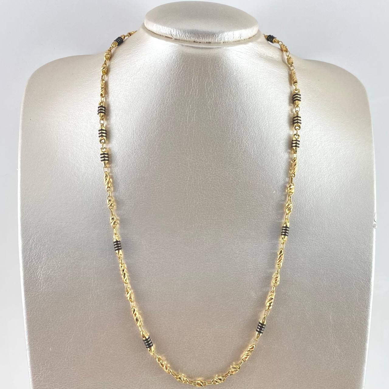 Cadena Rustica Barril Tallado 17.9gr / 55cm / Cauchos Negros Oro Amarillo