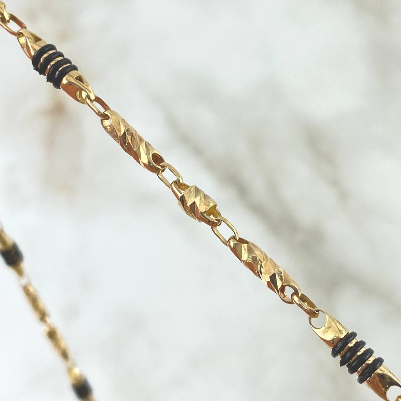 Cadena Rustica Barril Tallado 17.9gr / 55cm / Cauchos Negros Oro Amarillo