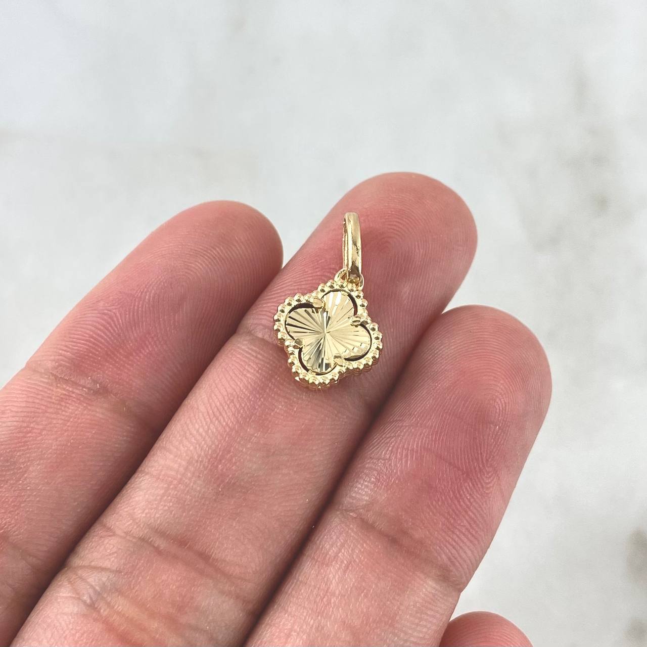 Dije Trebol VCyA 1.35gr / 1.7cm / Diamantado Punteado Oro Amarillo Nac.Esp. 18K ©