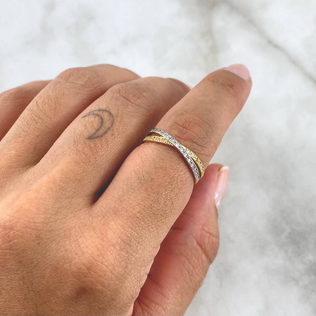 Anillo Lineas Cruzadas 1.45gr / T6 / Circones Blancos Dos Oros Amarillo Blanco