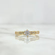 Anillo Solitario Escalonado 1.7gr / T5 3/4 / Circones Blancos Oro Amarillo