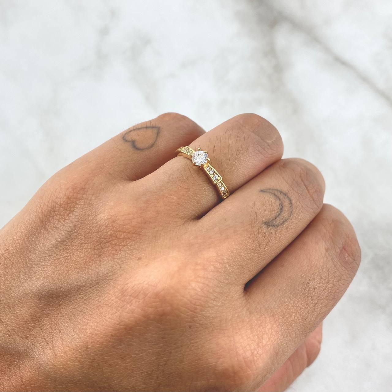 Anillo Solitario Escalonado 1.7gr / T5 3/4 / Circones Blancos Oro Amarillo
