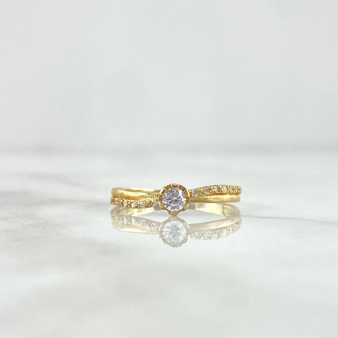 Anillo Solitario Flor Cruzada 1.15gr / T6 / Circones Blancos Oro Amarillo