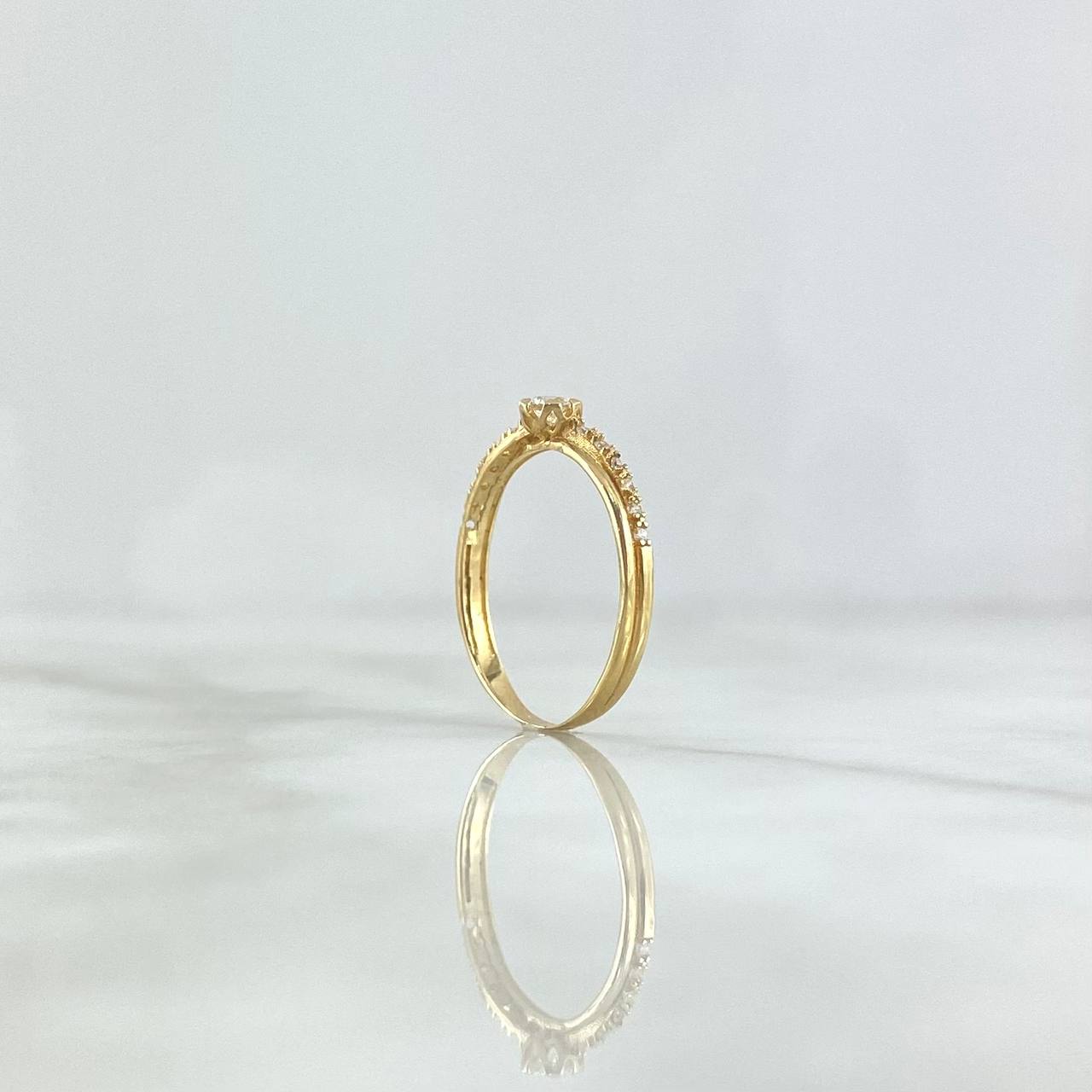 Anillo Solitario Flor Cruzada 1.15gr / T6 / Circones Blancos Oro Amarillo