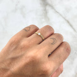 Anillo Solitario Flor Cruzada 1.15gr / T6 / Circones Blancos Oro Amarillo
