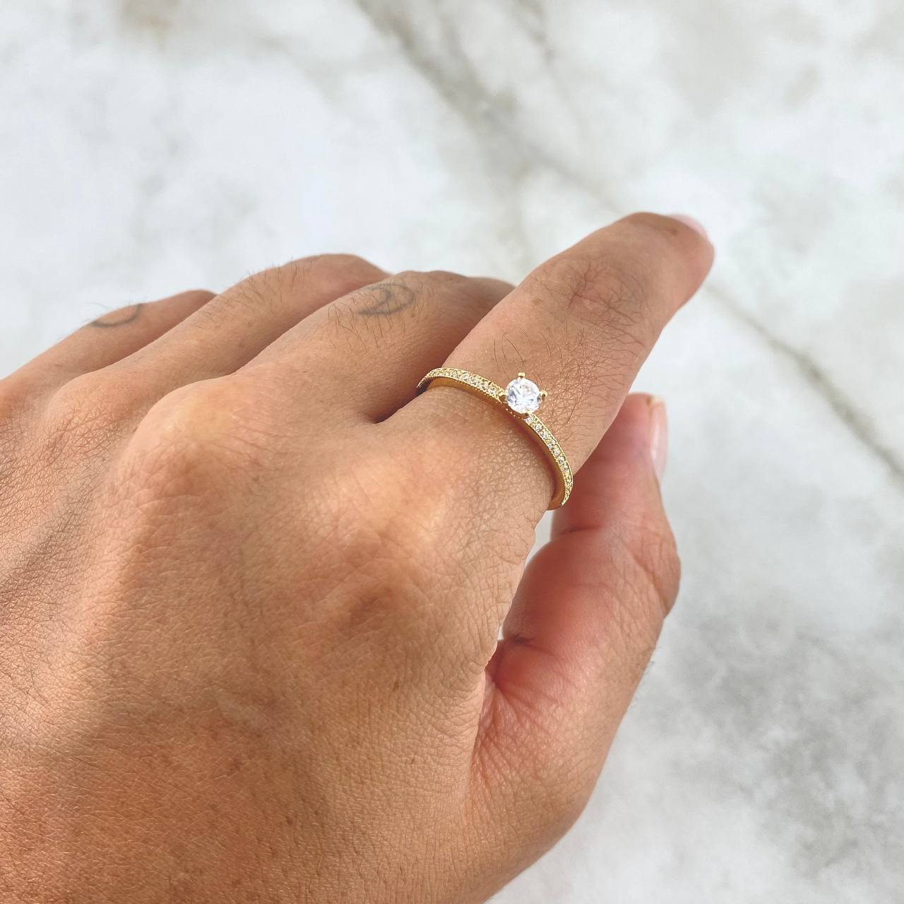 Anillo Solitario Carril 1.6gr / T7 / Circones Blancos Oro Amarillo