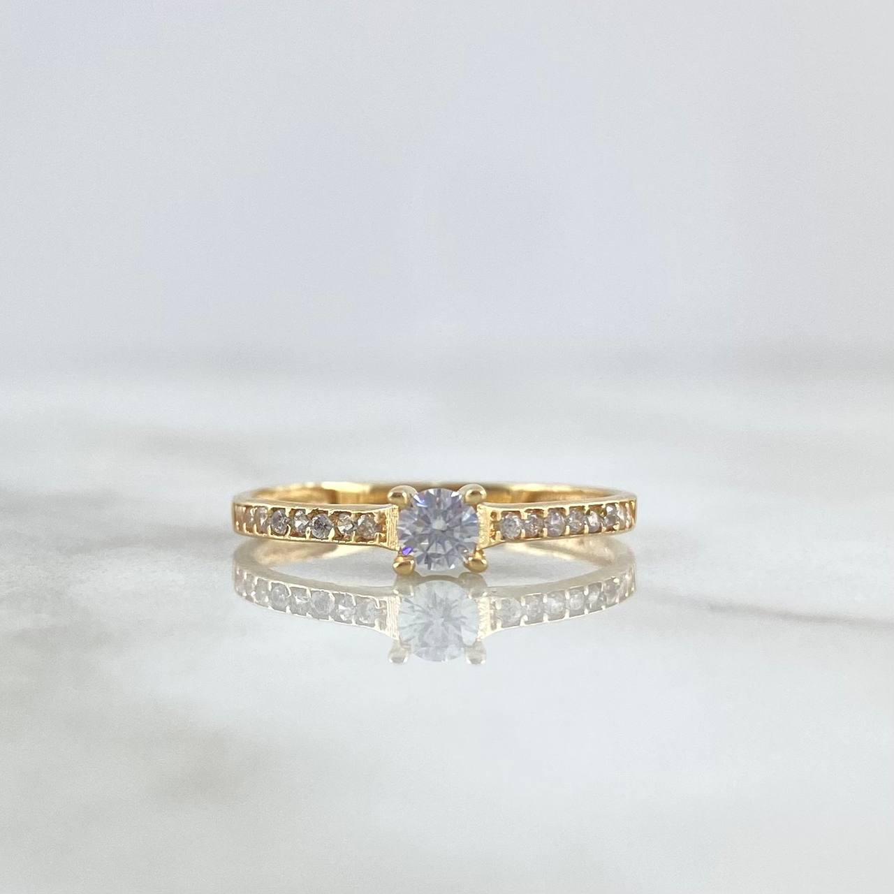 Anillo Solitario Carril Base Cuadrada 1.2gr / T7 / Circones Blancos Oro Amarillo