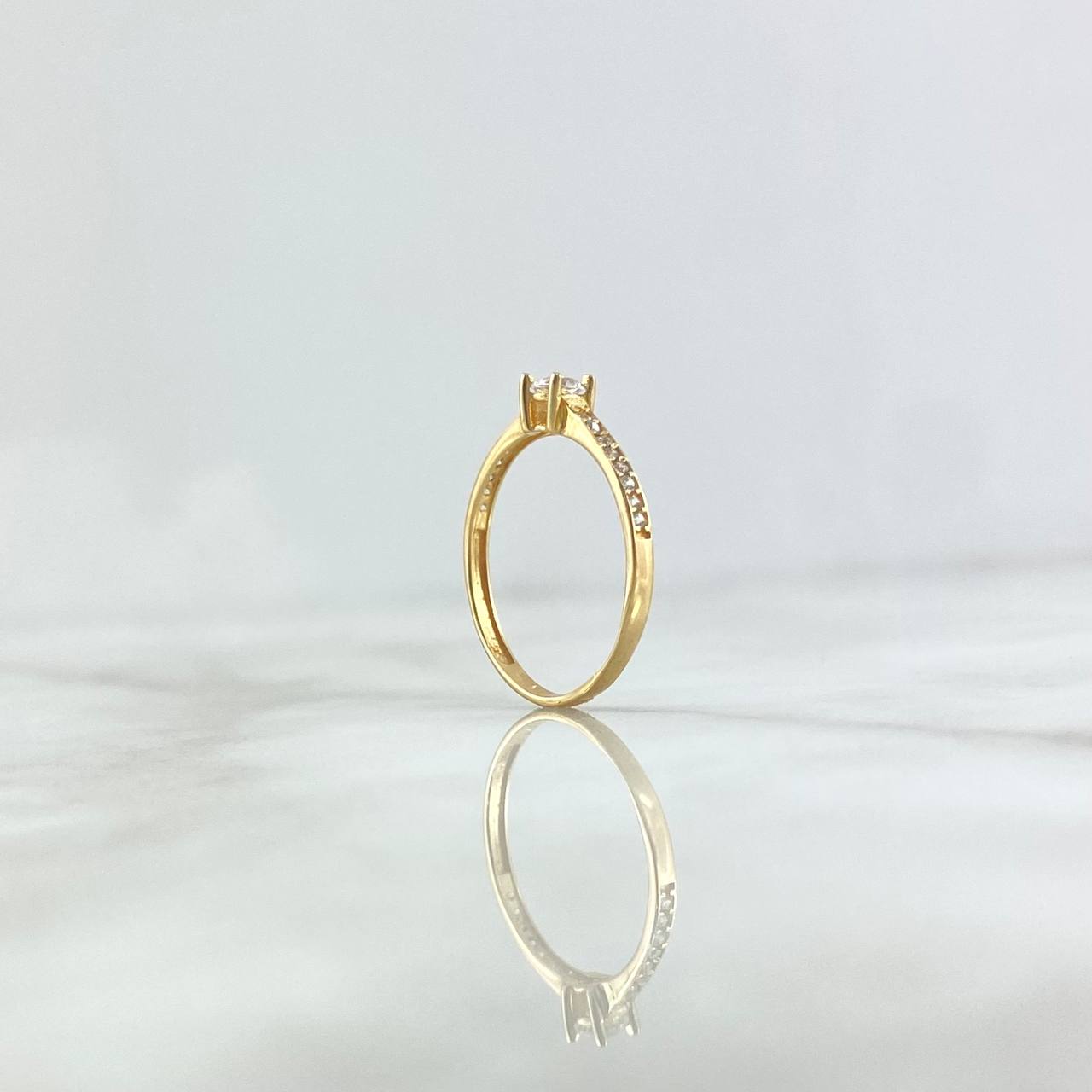 Anillo Solitario Carril Base Cuadrada 1.2gr / T7 / Circones Blancos Oro Amarillo