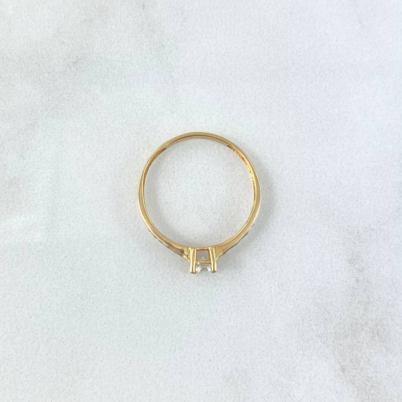 Anillo Solitario Carril Base Cuadrada 1.2gr / T7 / Circones Blancos Oro Amarillo