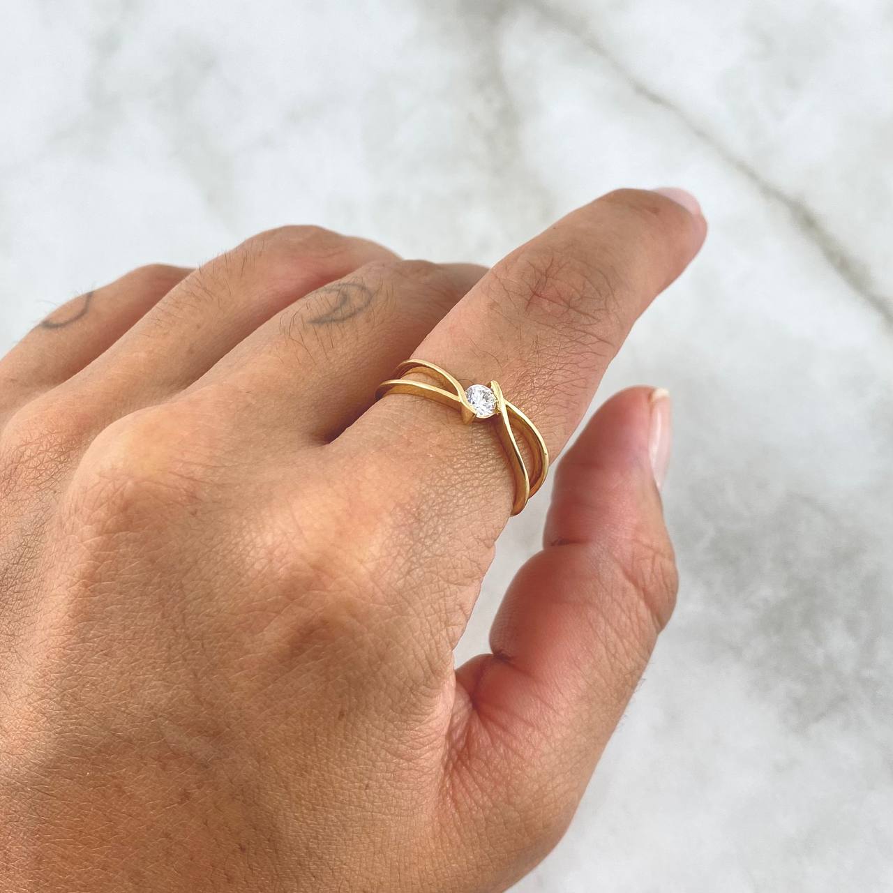 Anillo Solitario Abrazo Doble 2.35gr / T7 1/2 / Circon Blanco Oro Amarillo