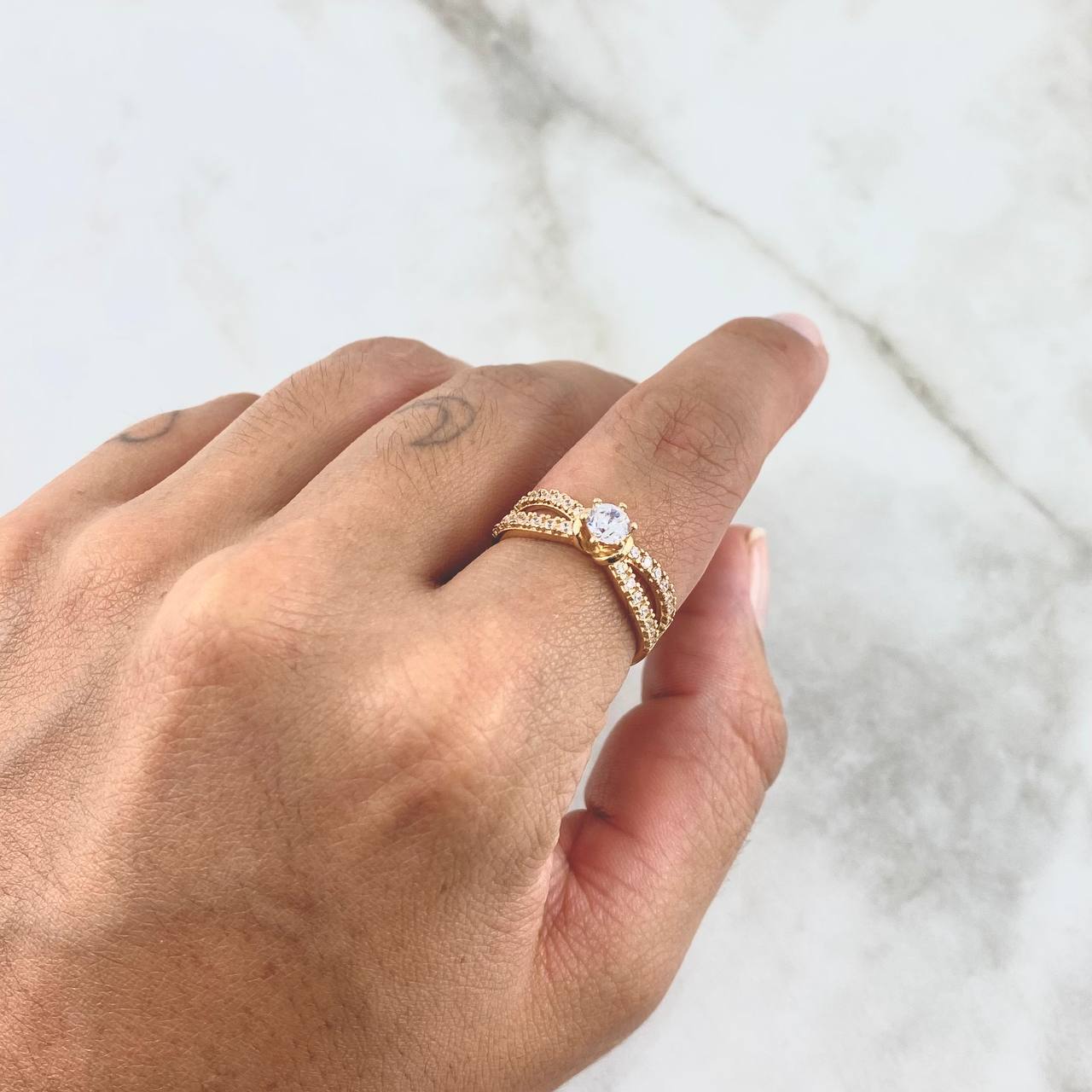 Anillo Solitario Lineas Cruzadas 3gr / T6 / Circones Blancos Oro Amarillo