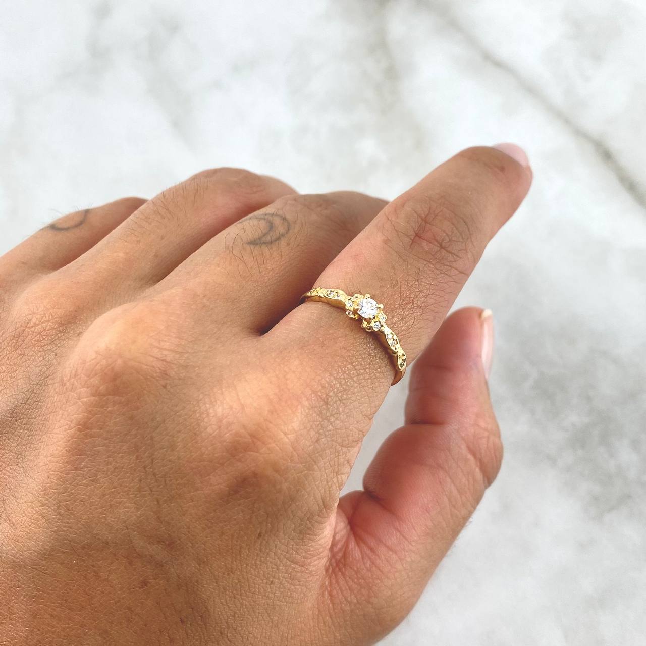 Anillo Solitario Reina 2gr / T6 1/2 / Circones Blancos Oro Amarillo
