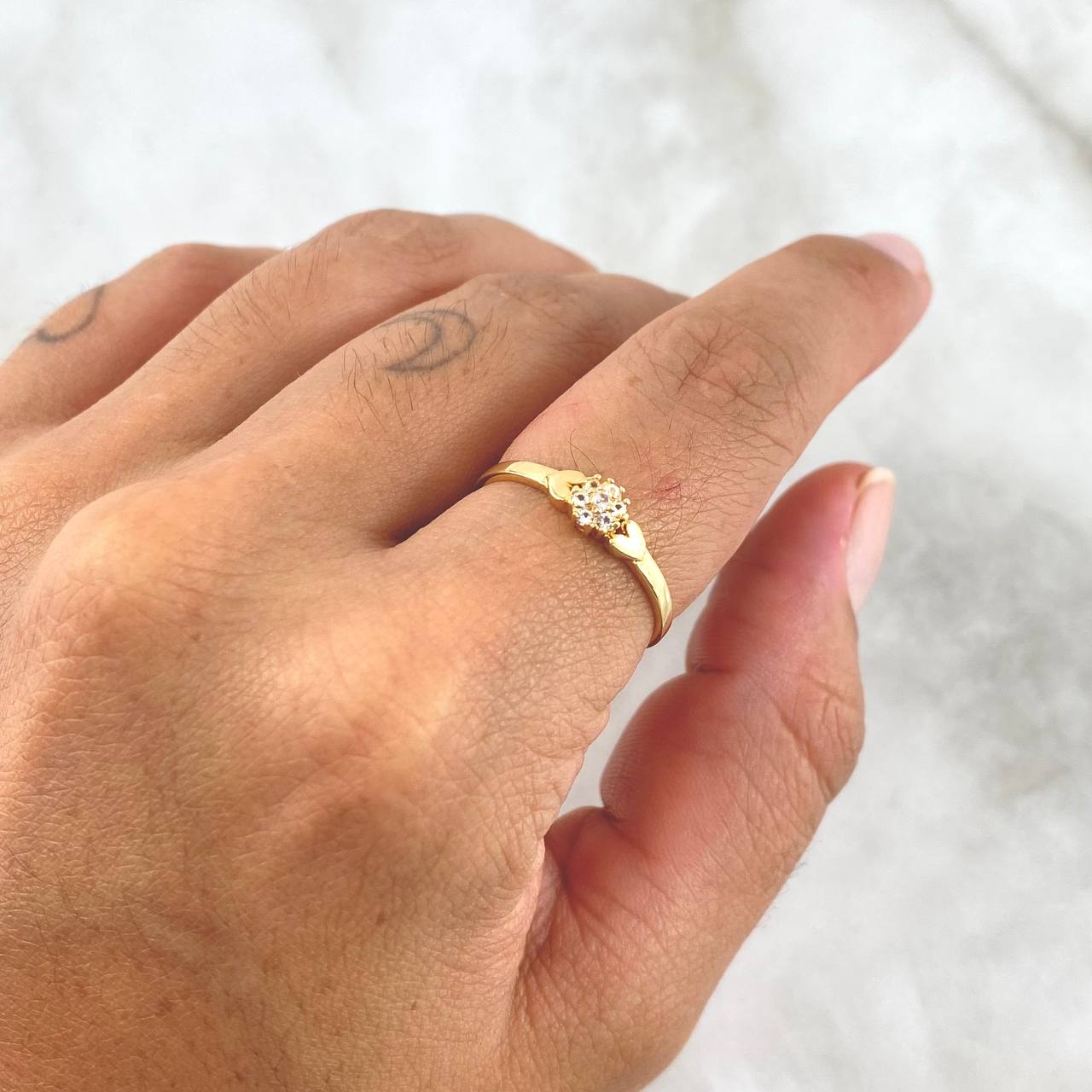 Anillo Solitario Flor Corazones 1.15gr / T7 1/2 / Circones Blancos Oro Amarillo