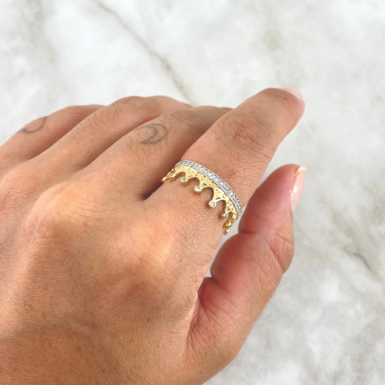 Anillo Corona Monarca 3.3gr / T7 1/2 / Circones Blancos Dos Oros Amarillo Blanco