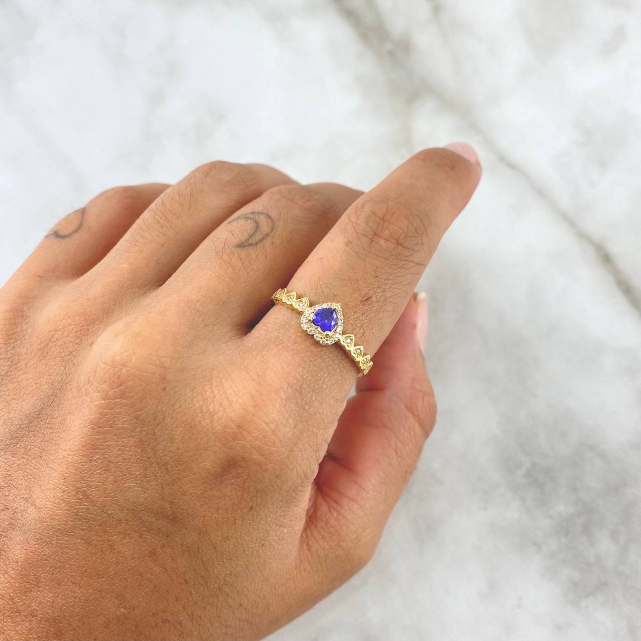 Anillo Solitario Linea de Corazones 2.5gr / T8 1/4 / Circones Blancos Y Morado Oro Amarillo