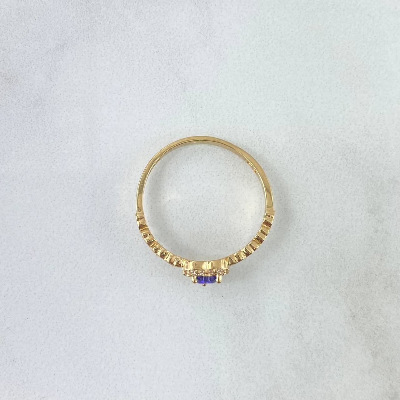 Anillo Solitario Linea de Corazones 2.5gr / T8 1/4 / Circones Blancos Y Morado Oro Amarillo