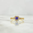 Anillo Solitario Linea de Corazones 2.5gr / T8 1/4 / Circones Blancos Y Morado Oro Amarillo