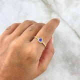 Anillo Solitario Linea de Corazones 2.5gr / T8 1/4 / Circones Blancos Y Morado Oro Amarillo