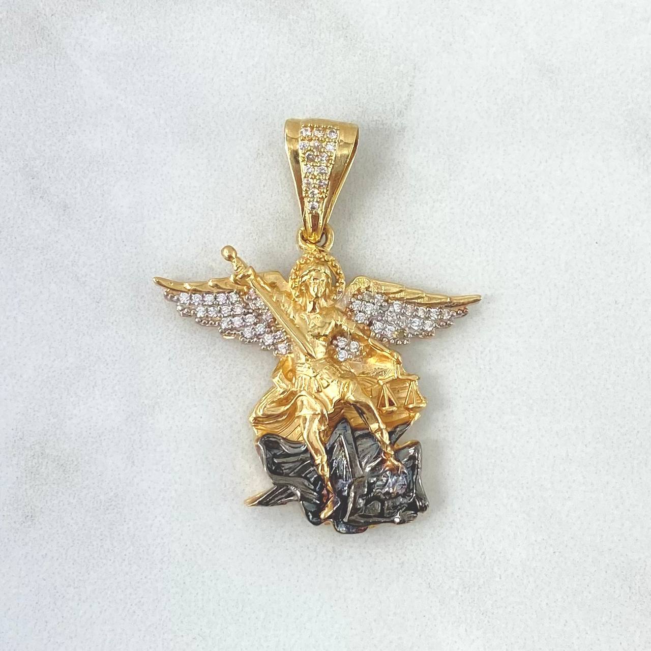 Dije San Miguel Arcángel 9gr / 3.9cm / Circones Blancos Oro Amarillo