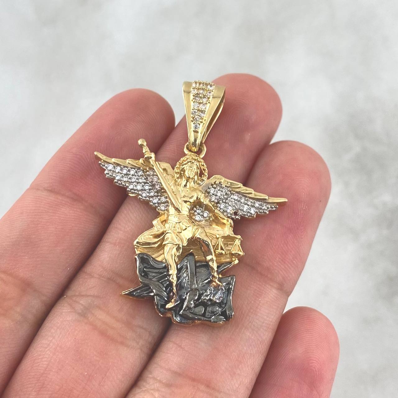 Dije San Miguel Arcángel 9gr / 3.9cm / Circones Blancos Oro Amarillo