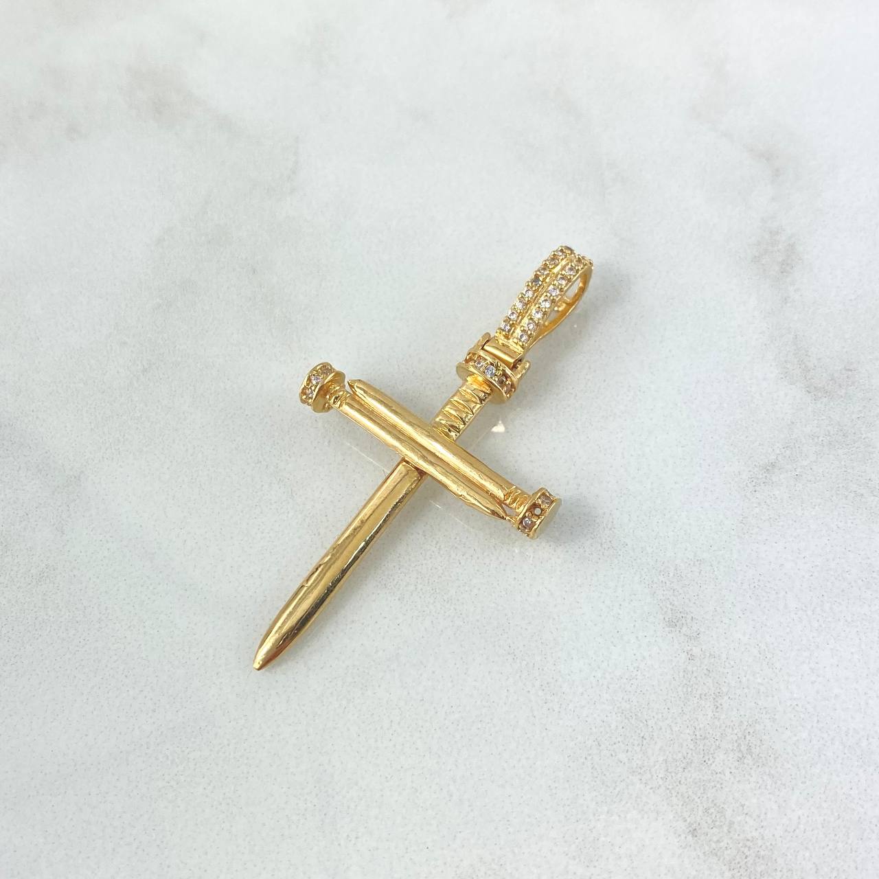Dije Cruz Clavo 3.85gr / 4.6cm / Circones Blancos Oro Amarillo ©