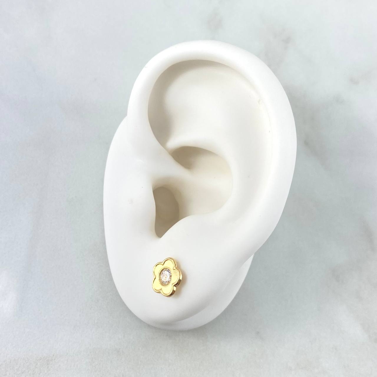 Topos Flor Bordeada 0.7gr / 7.5mm Circon Blanco Oro Amarillo 18K *
