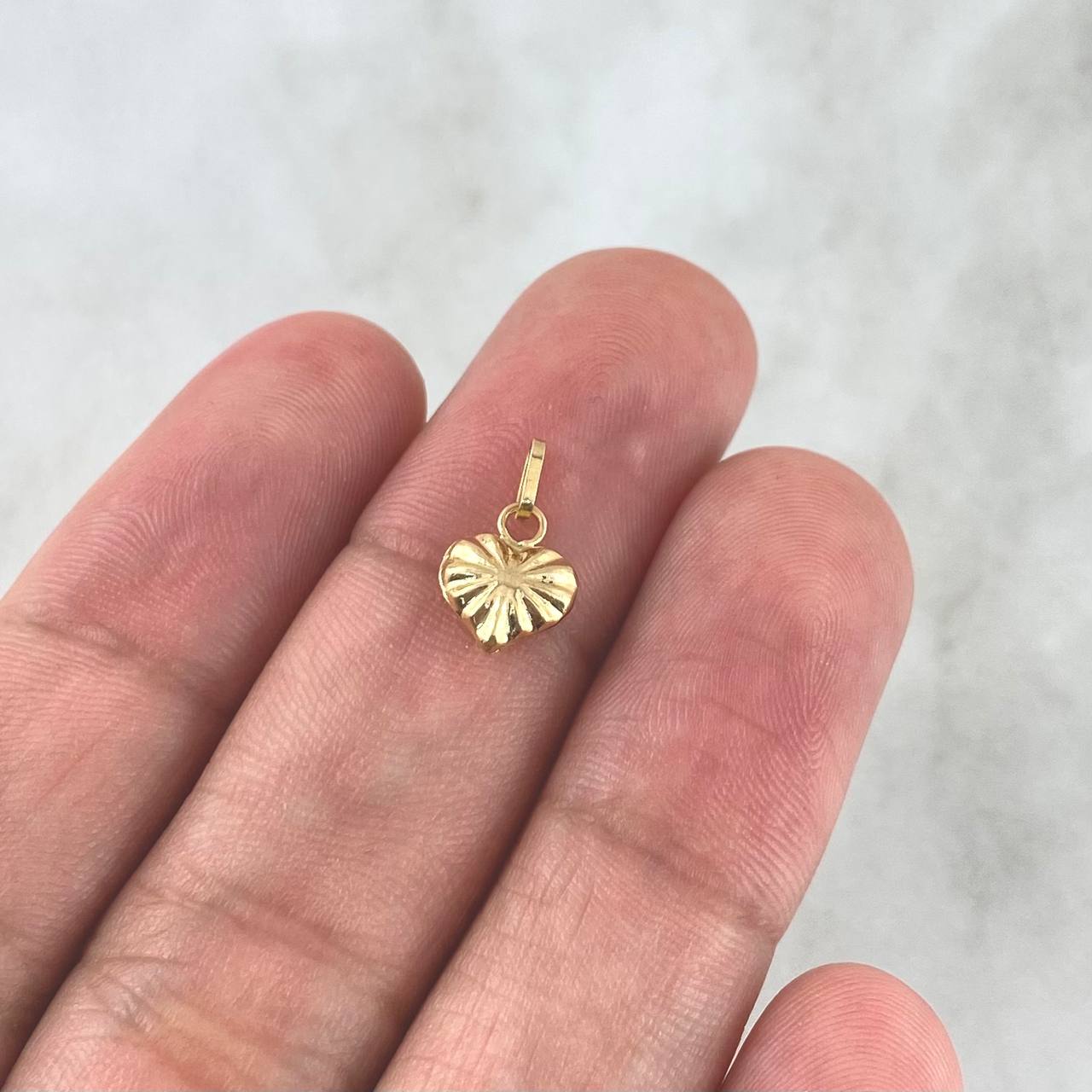 Dije Corazón Rayado 0.25gr / 1.3cm / Troquelado Oro Amarillo