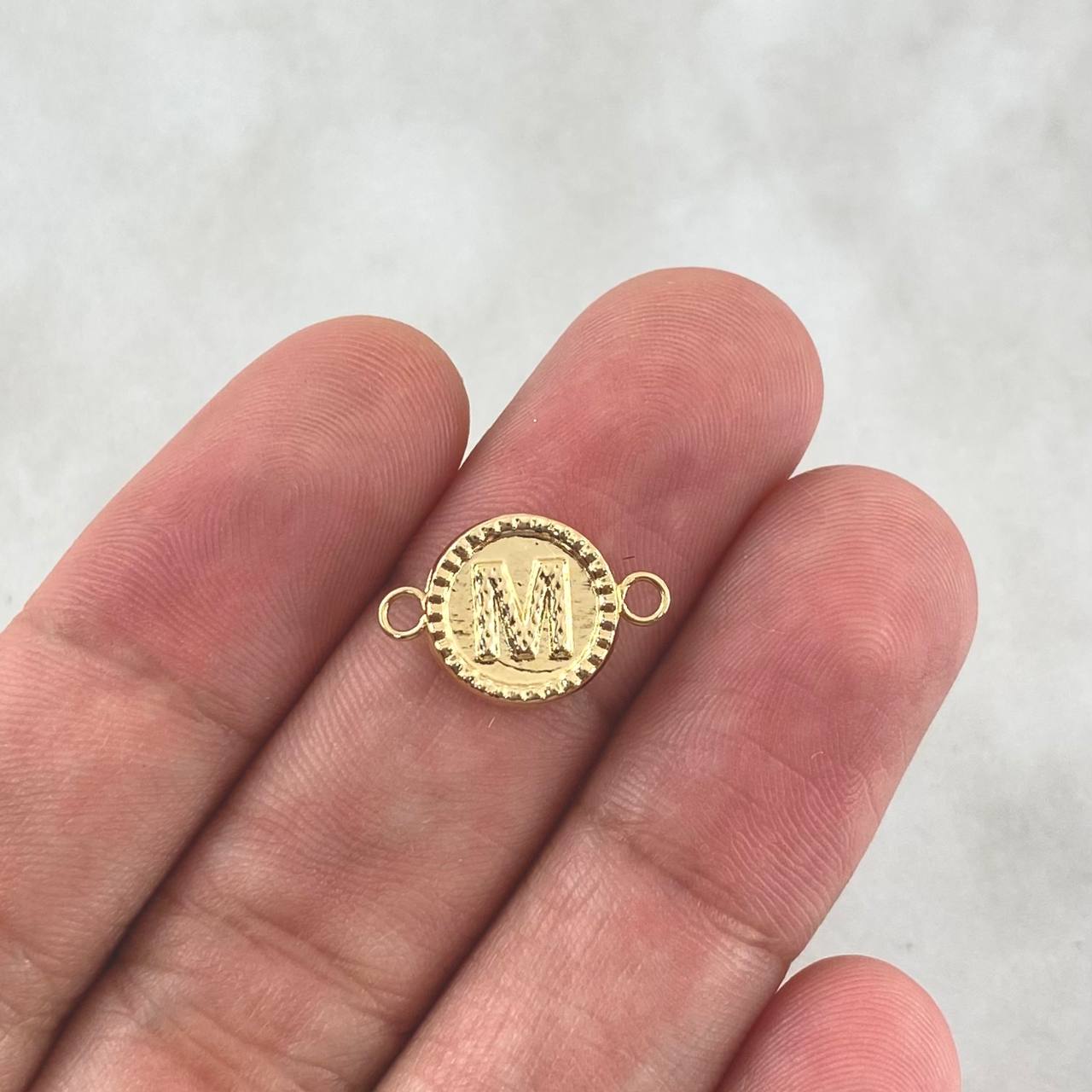 Herraje Letra M 0.6gr / 1.7cm / Circulo Bordeado Oro Amarillo 18K ©