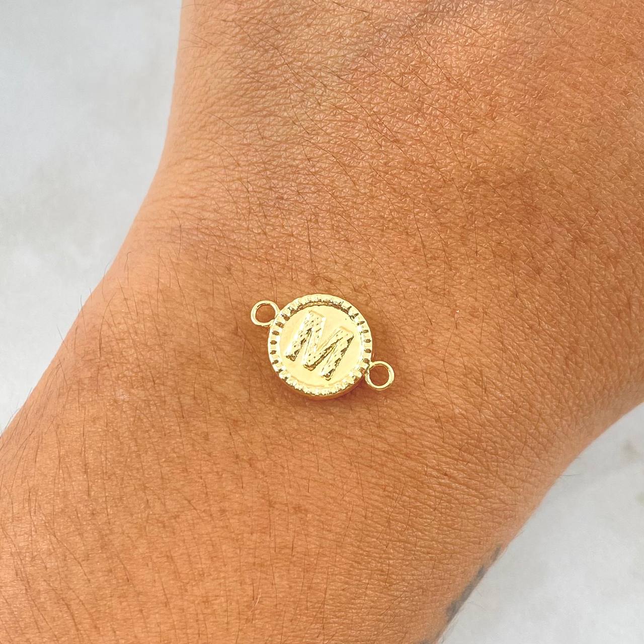 Herraje Letra M 0.6gr / 1.7cm / Circulo Bordeado Oro Amarillo 18K ©